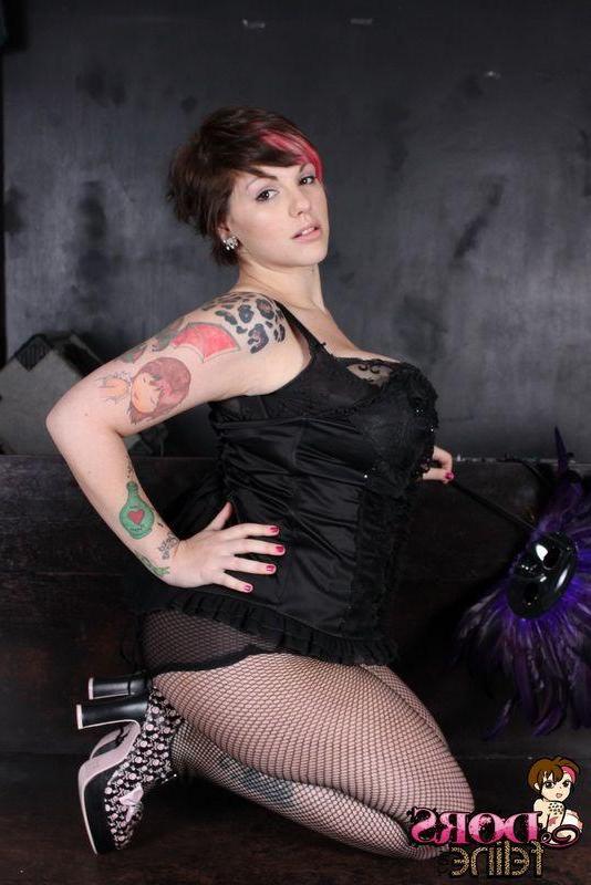 16P Pictures of Dors Feline exposing her huge tits and tight pussy