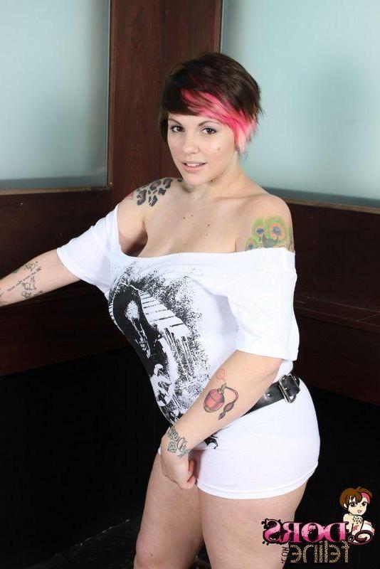 16P Pictures of Dors Feline showing her huge tits