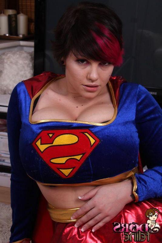 16P Pictures of teen babe Dors Feline showing her super tits
