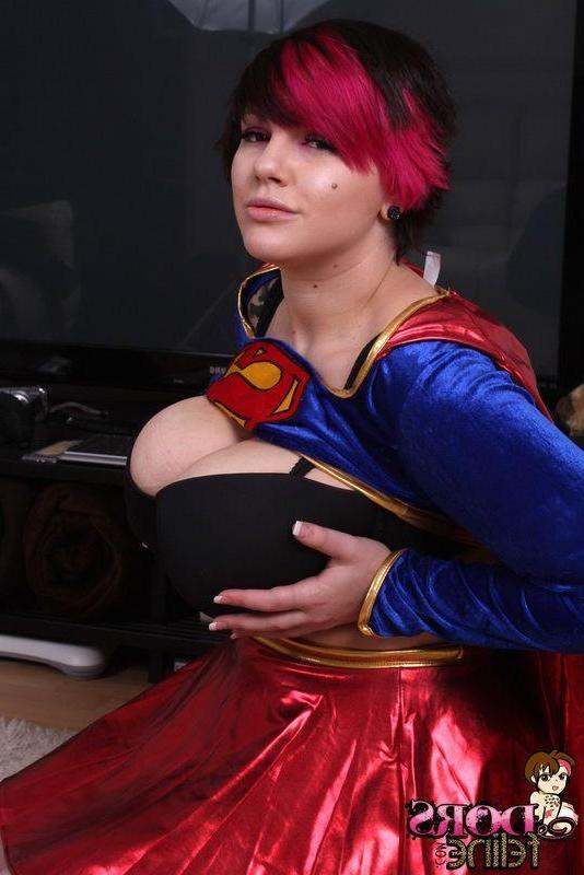 16P Pictures of teen babe Dors Feline showing her super tits
