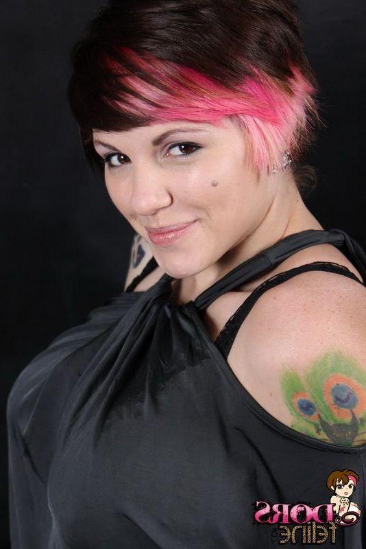 16P Pictures of Dors Feline showing off her massive boobies