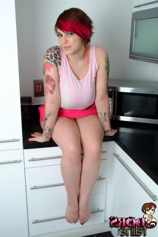 16P Pictures of teen chick Dors Feline being slutty in the kitchen