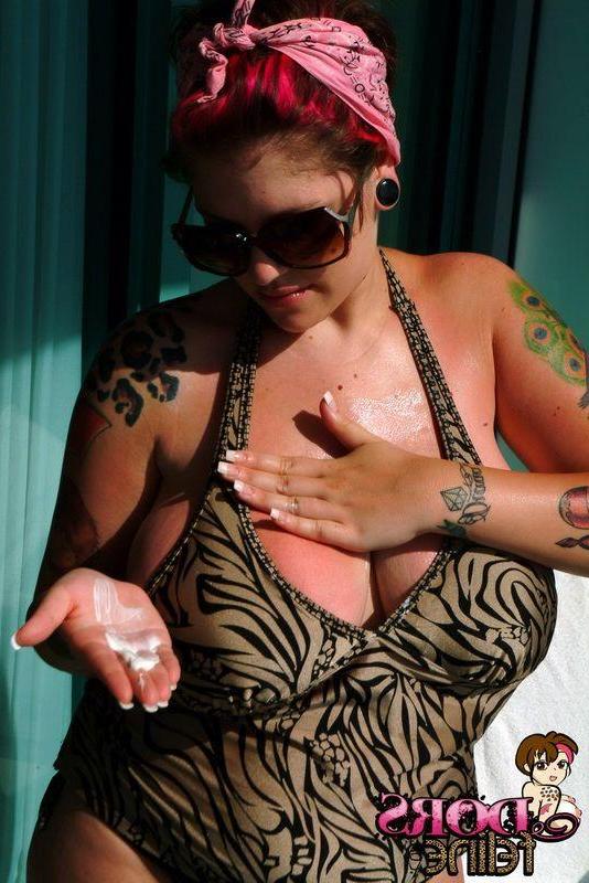 16P Pictures of Dors Feline getting a hot tan
