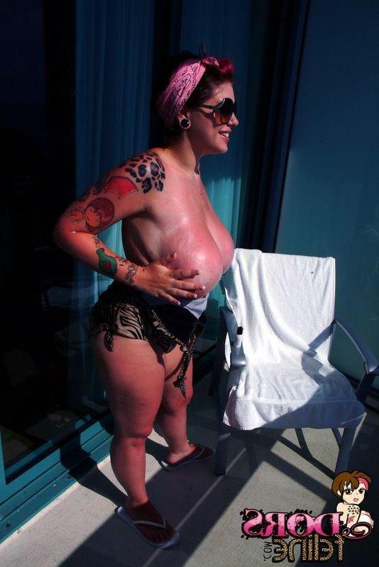 16P Pictures of Dors Feline getting a hot tan
