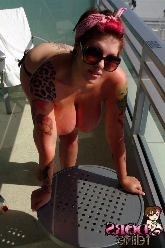 16P Pictures of Dors Feline getting a hot tan