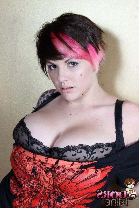 15P Pictures of teen girl Dors Feline showing off her big boobs
