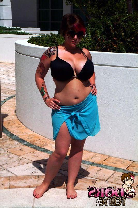 16P Pictures of Dors Feline showing her massive jugs outside