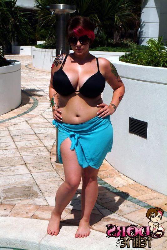 16P Pictures of Dors Feline showing her massive jugs outside