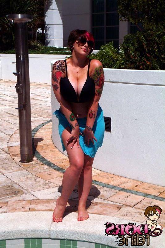 16P Pictures of Dors Feline showing her massive jugs outside