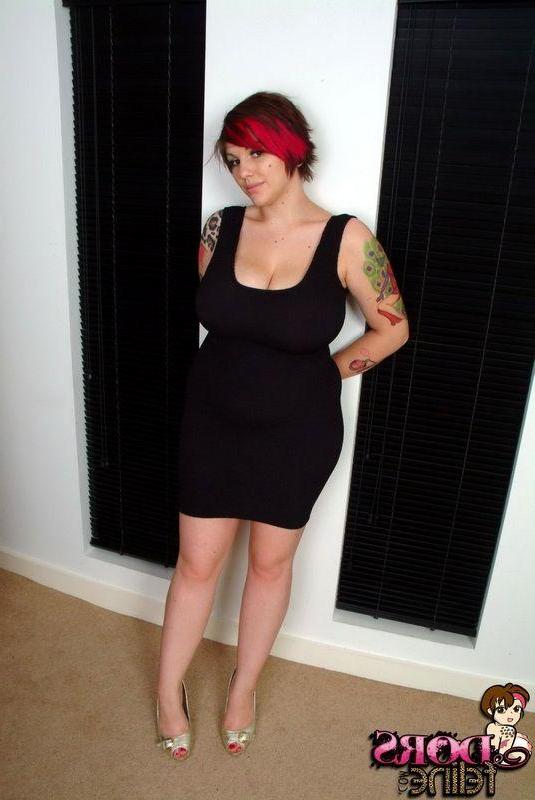 16P Pictures of Dors Feline showing her huge tits and tight pussy