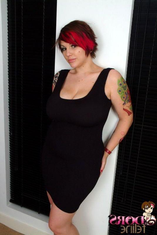 16P Pictures of Dors Feline showing her huge tits and tight pussy