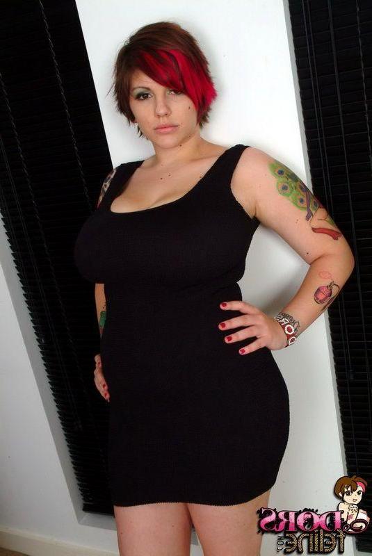 16P Pictures of Dors Feline showing her huge tits and tight pussy