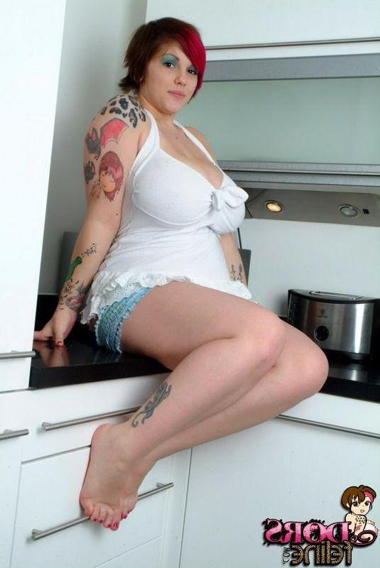 16P Pictures of Dors Feline showing her huge titties