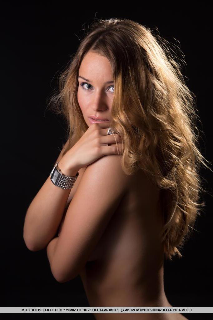 16P Blonde babe Ellin A shows off her sexy naked body just for you