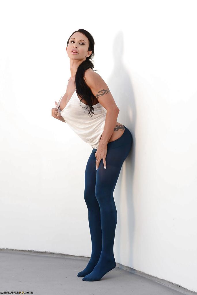 16P Dark-haired beauty Jewels Jade is posing and playing with booty