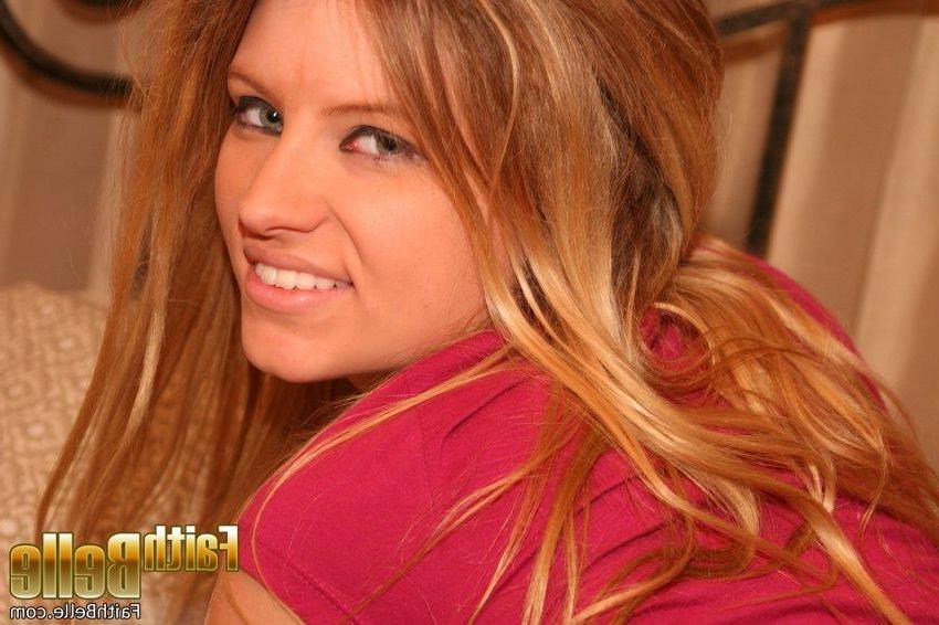 20P Pictures of Faith Belle stripping naked in bed