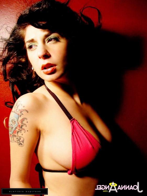 16P Tattooed babe Joanna Angel takes part in an amateur masturbating scene