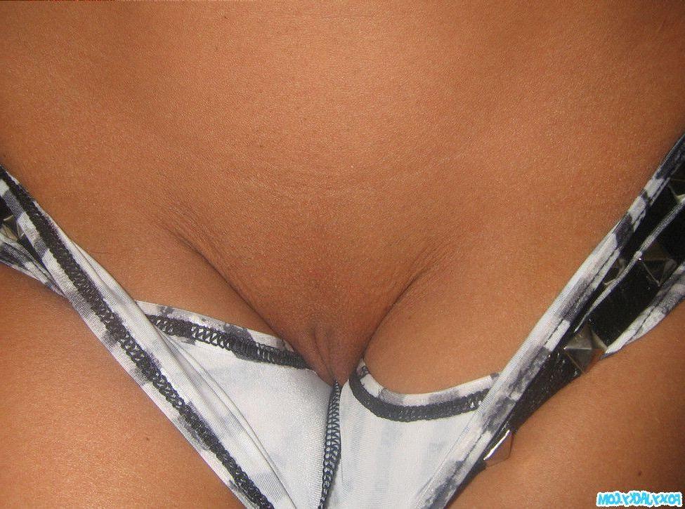 20P Pictures of Foxy Jacky stripping naked for you