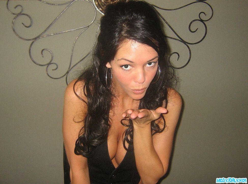 20P Pictures of Foxy Jacky stripping naked for you
