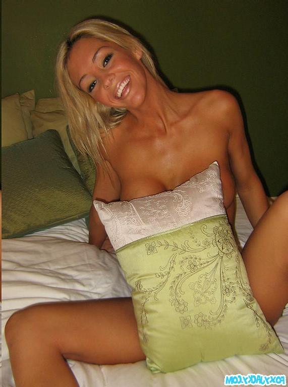 20P Pictures of teen hottie Foxy Jacky stripping naked for you in bed
