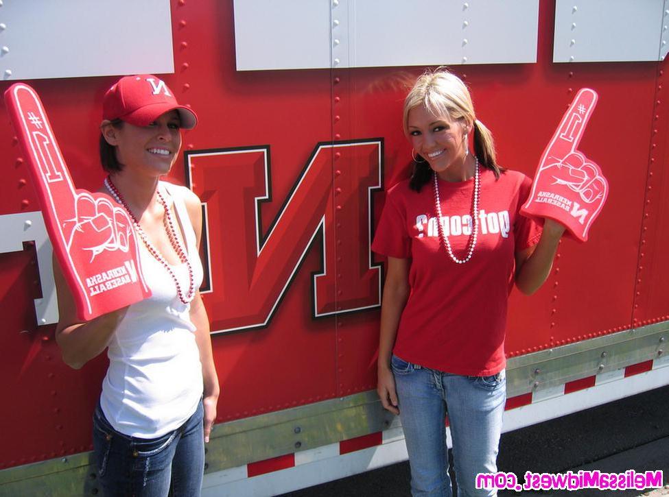 20P Pictures of teen Melissa Midwest going out to a ball game with her friend Jacky