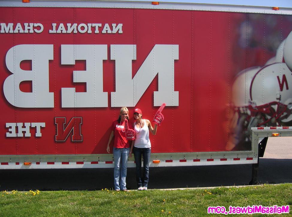 20P Pictures of teen Melissa Midwest going out to a ball game with her friend Jacky
