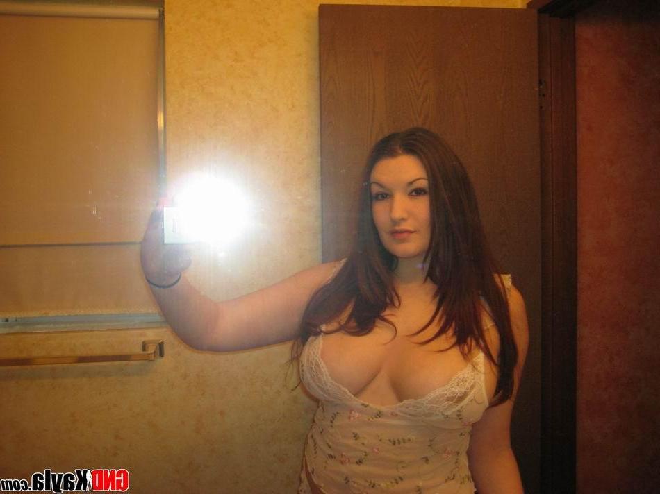 12P Pictures of GND Kayla taking pics of her big boobs