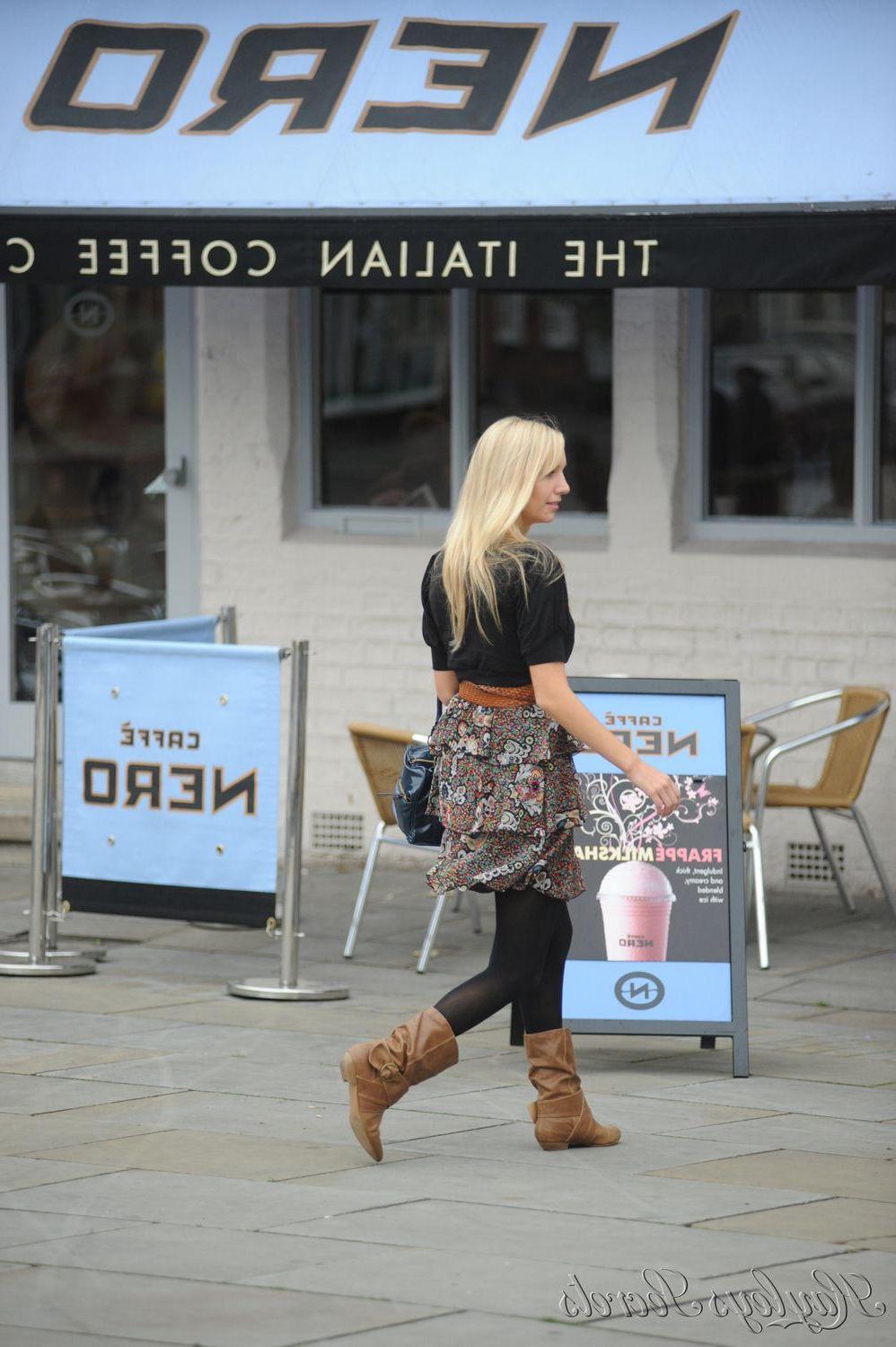 12P Pictures of Hayley Marie stripping naked on her coffee break