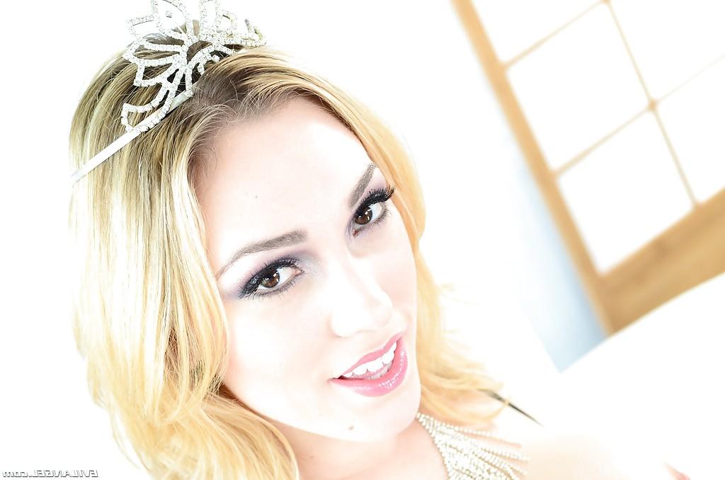 16P Das heiße Babe Lily Labeau zieht ihr Höschen aus und posiert mit Strapon