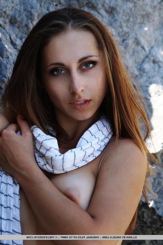 16P Pretty girl Illaria spreads her legs for you outside