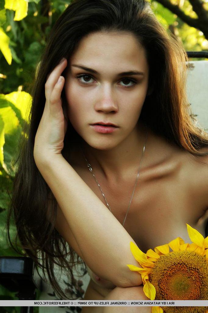 16P Brunette beauty Ira I takes a moment to flash outside