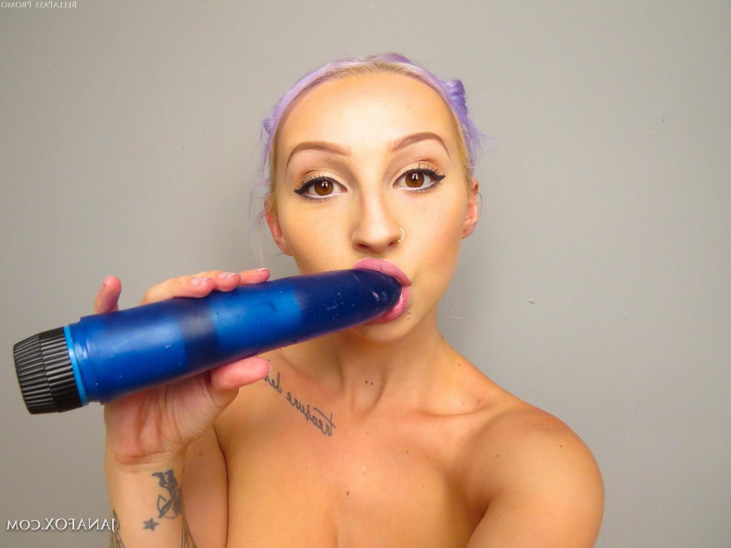 15P Blonde girl Jana Fox takes some hot selfies in "Spotted Kitteh"