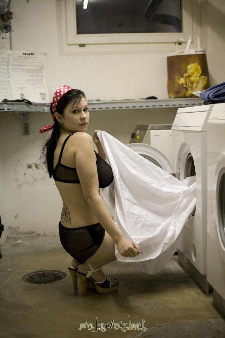 15P Pictures of teen cutie Jennique Angel giving you a hot gothic tease