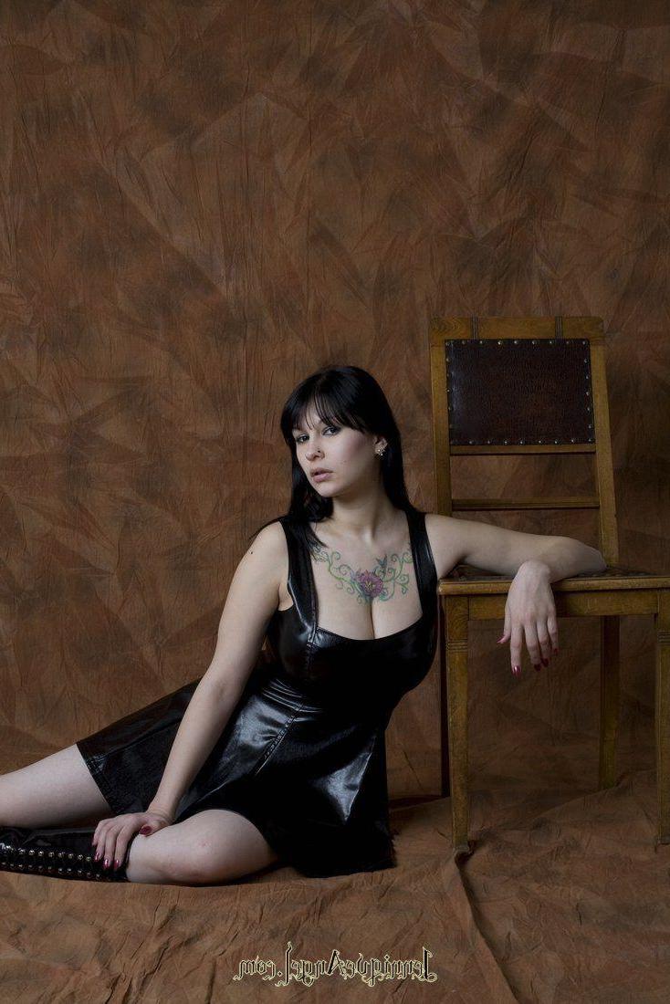 15P Pictures of teen cutie Jennique Angel giving you a hot gothic tease