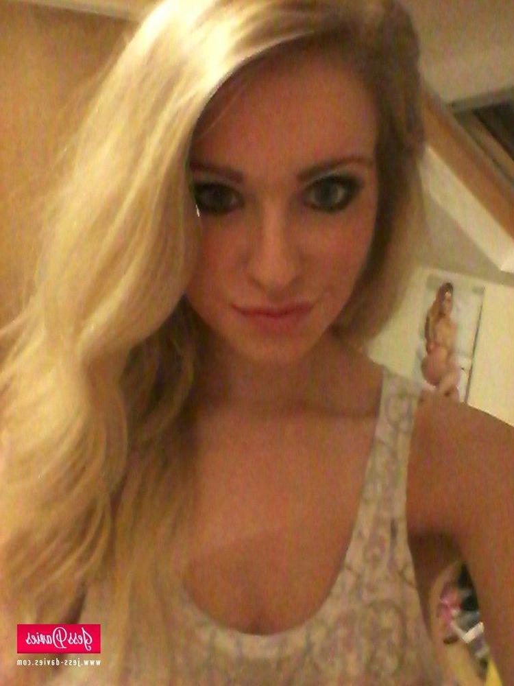12P Jess Davies strips from her white top to expose her big boobs