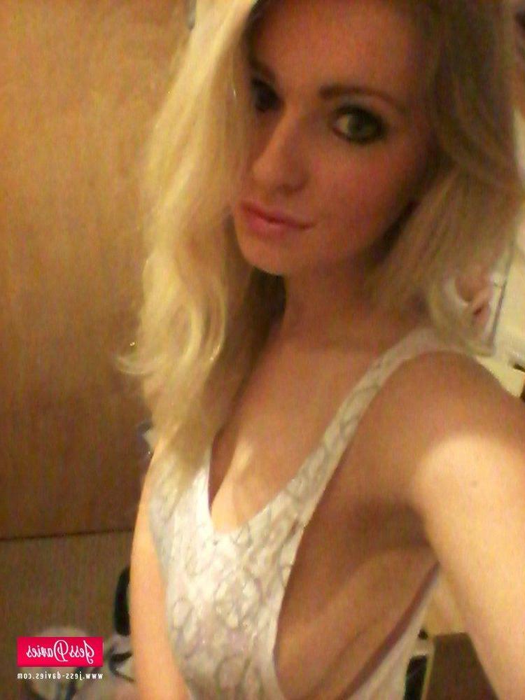 12P Jess Davies strips from her white top to expose her big boobs
