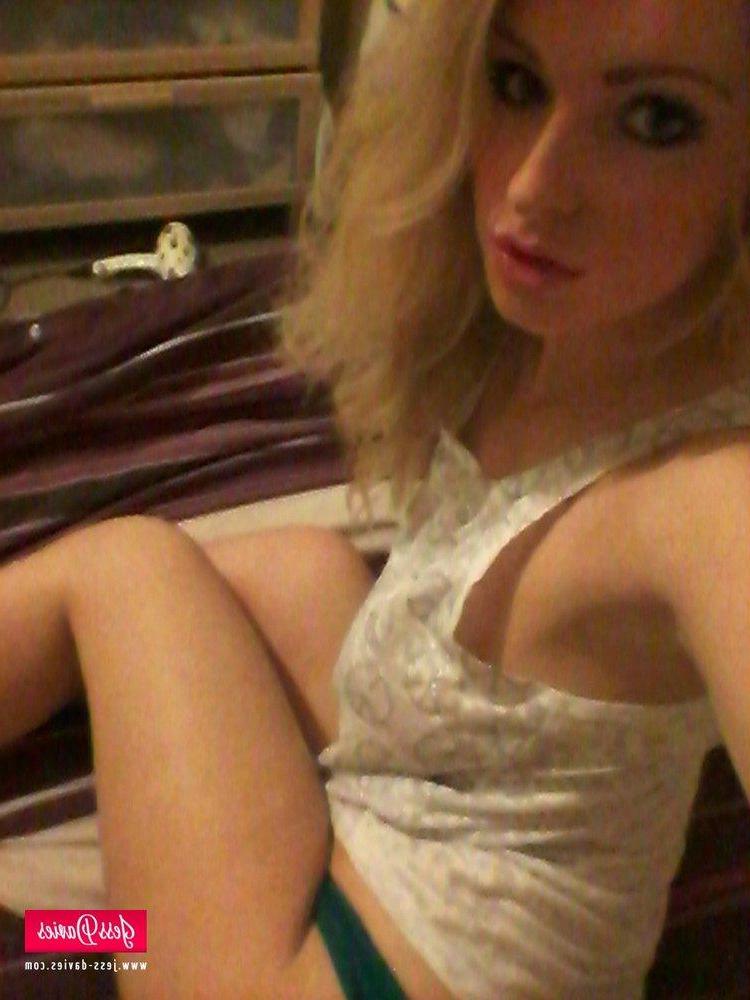 12P Jess Davies strips from her white top to expose her big boobs