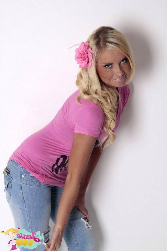 16P Pictures of teen chick Jessie Kay stripping just for you