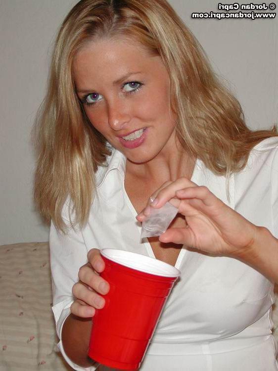20P Pictures of 2 horny schoolgirls eating pussy