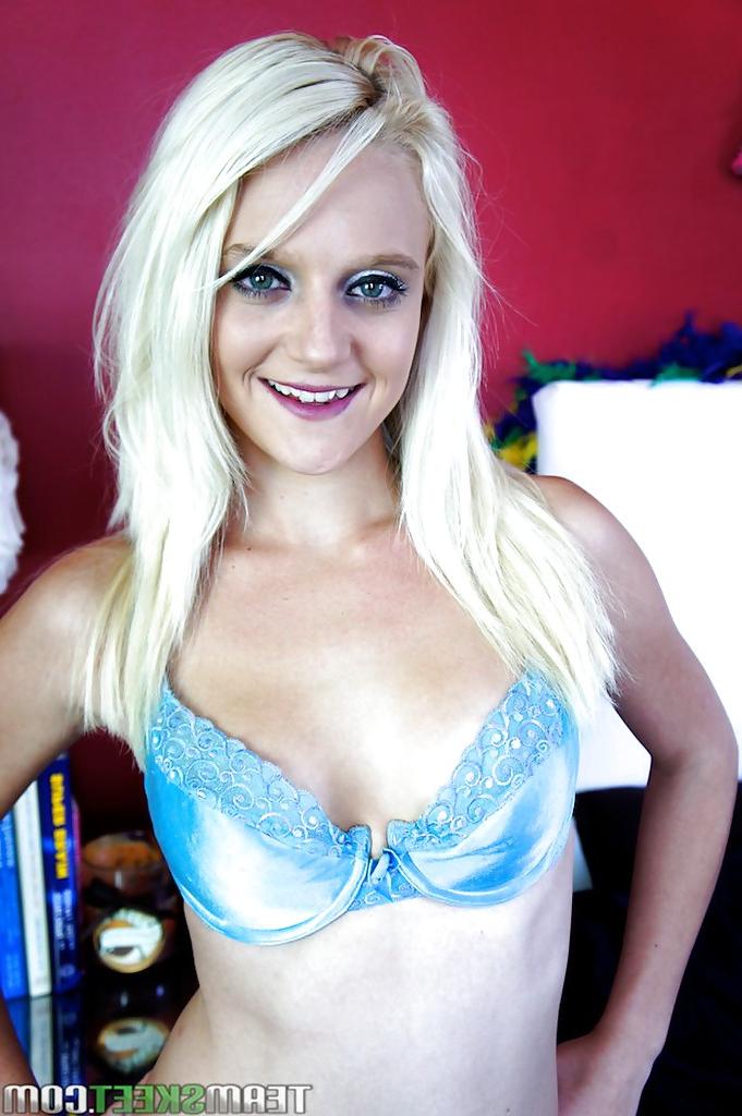 16P Smiley blonde chick getting nude and spreading her pink pussy