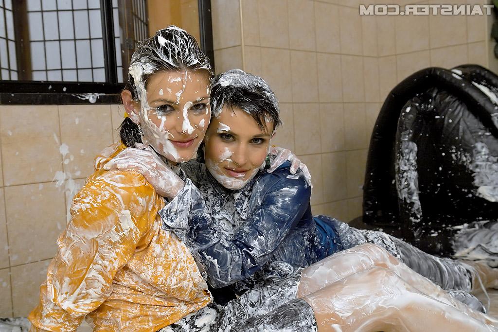 16P European fashionista Anita Queen having some messy fun with her friends