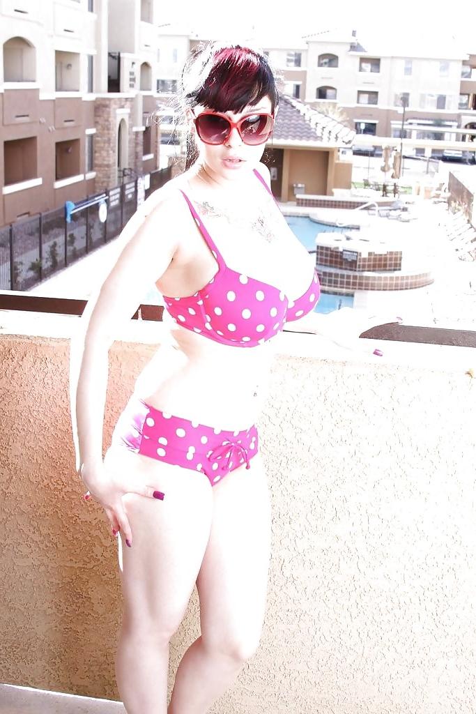25P BUSTY BIKINI GIRL ON BALCONY