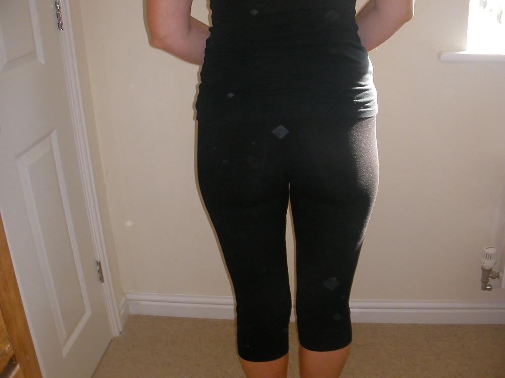 17P Slut wife in tight leggings