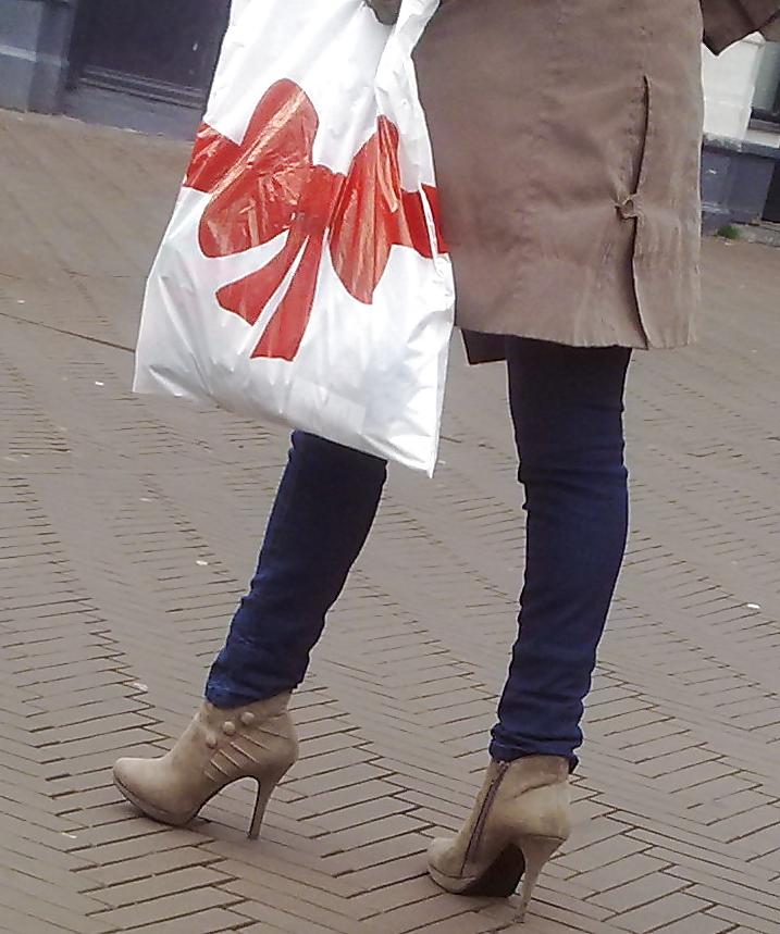 25P Candid girls in the street