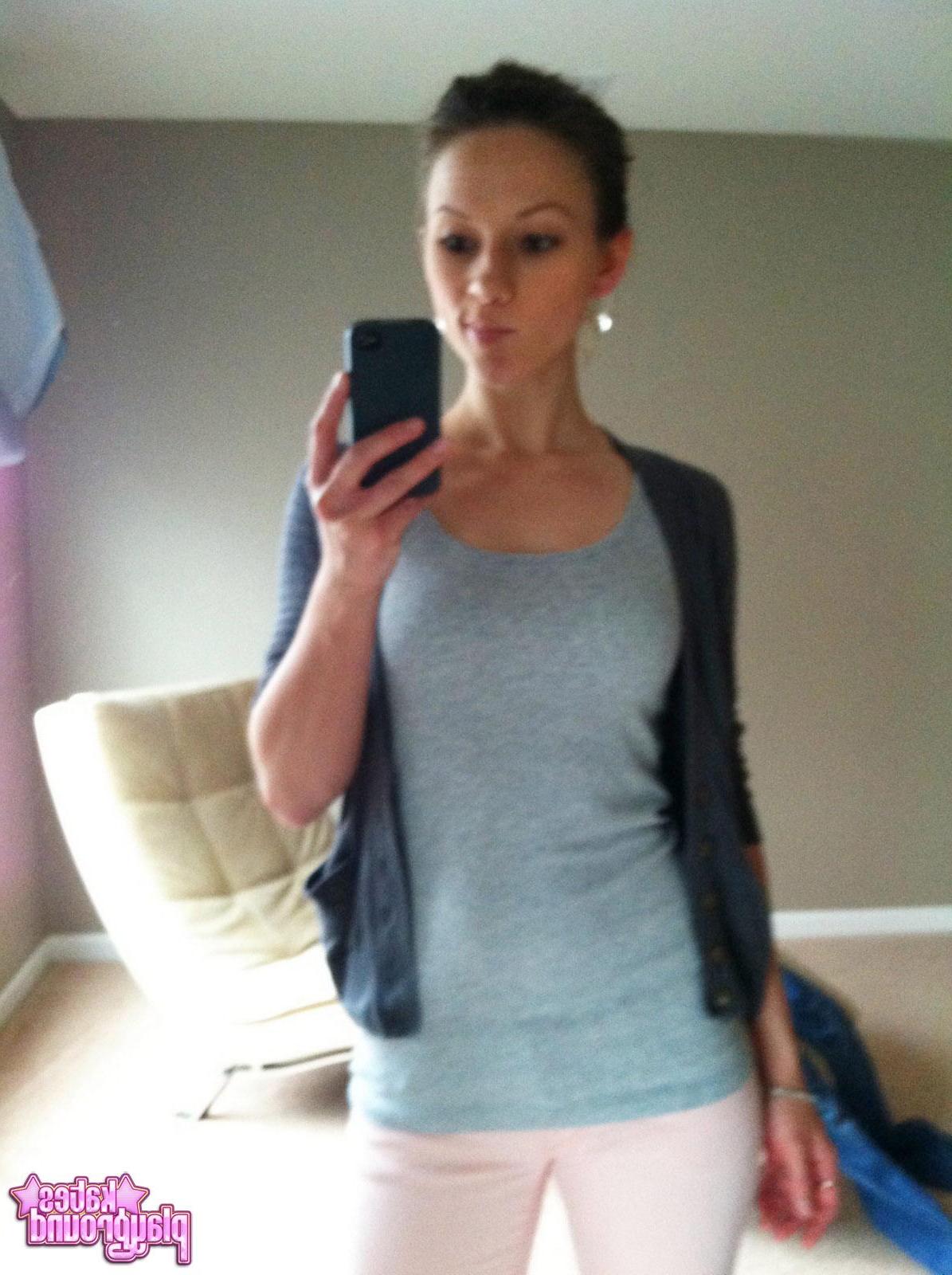 20P Kate fühlt sich zu Hause etwas ungezogen und macht Fotos von sich in heißen Yogahosen