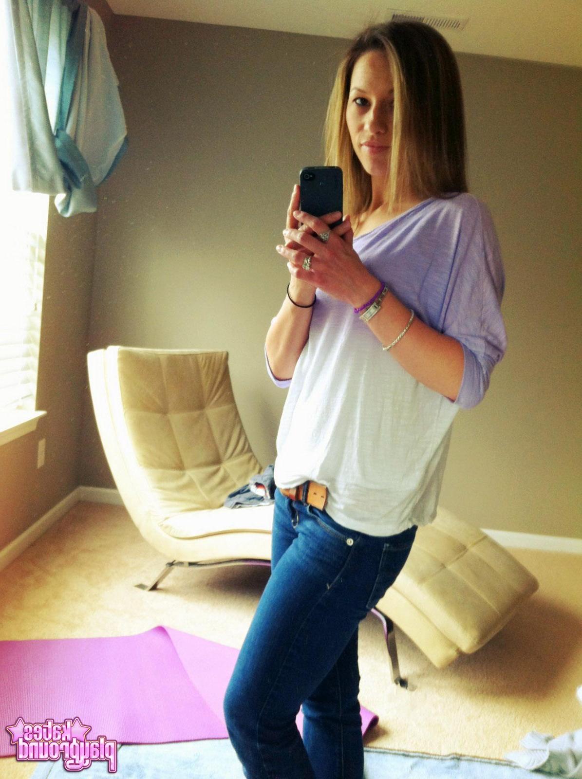 20P Kate fühlt sich zu Hause etwas ungezogen und macht Fotos von sich in heißen Yogahosen