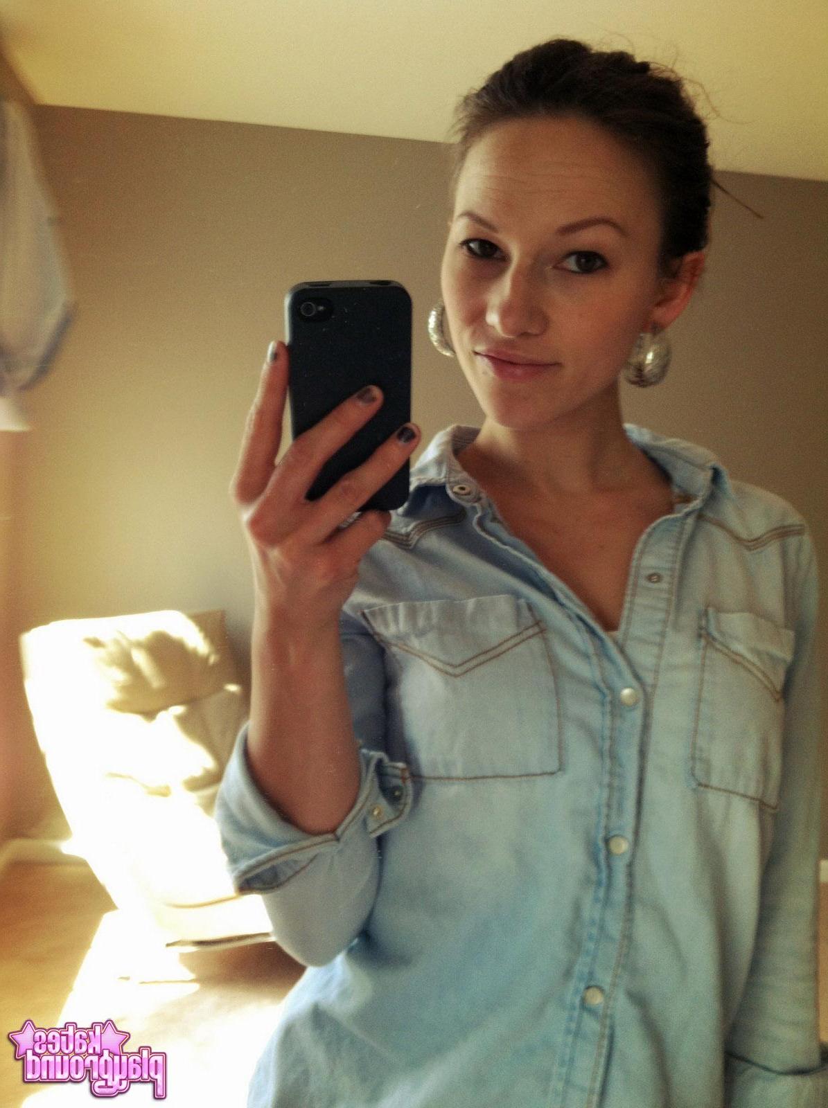 20P Kate fühlt sich zu Hause etwas ungezogen und macht Fotos von sich in heißen Yogahosen