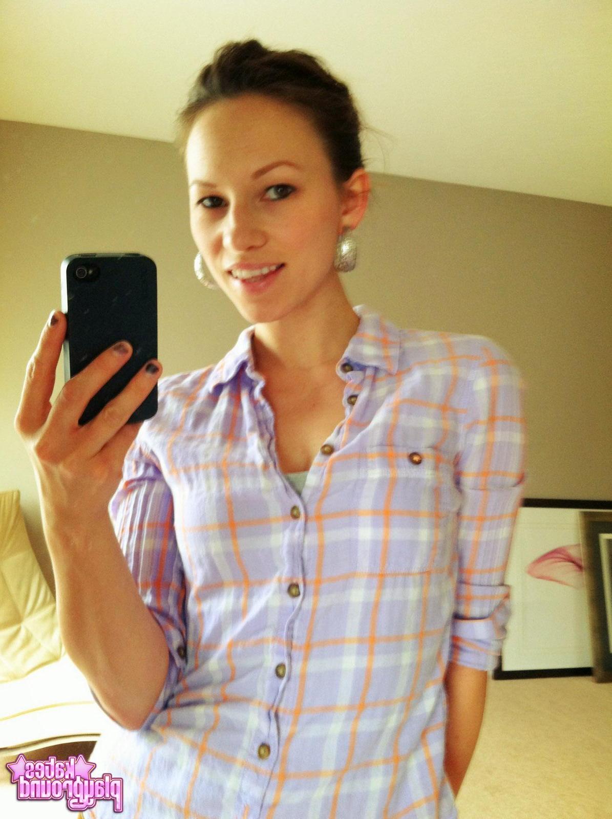 20P Kate fühlt sich zu Hause etwas ungezogen und macht Fotos von sich in heißen Yogahosen