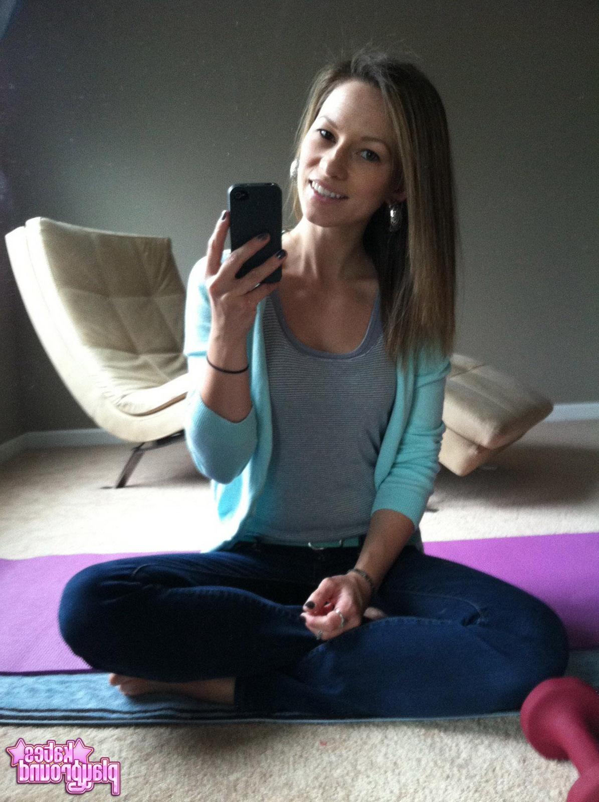 20P Kate fühlt sich zu Hause etwas ungezogen und macht Fotos von sich in heißen Yogahosen
