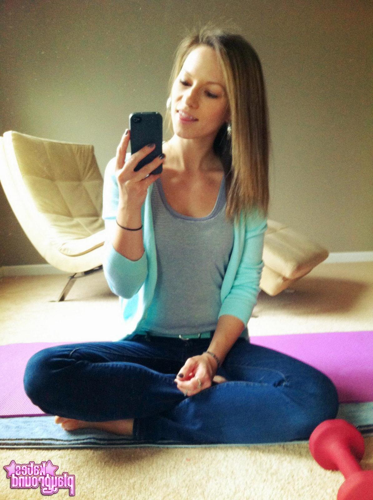 20P Kate fühlt sich zu Hause etwas ungezogen und macht Fotos von sich in heißen Yogahosen